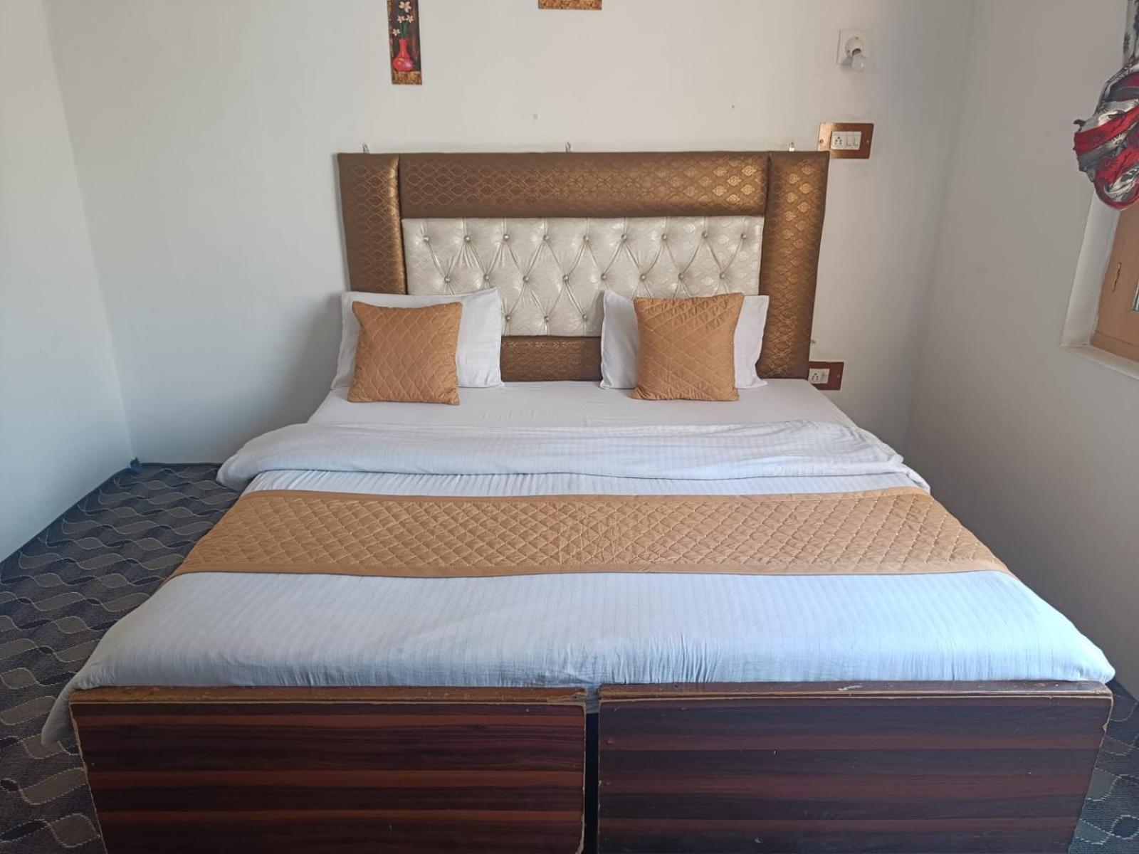 Hotel New Heaven Canal Srīnagar Esterno foto