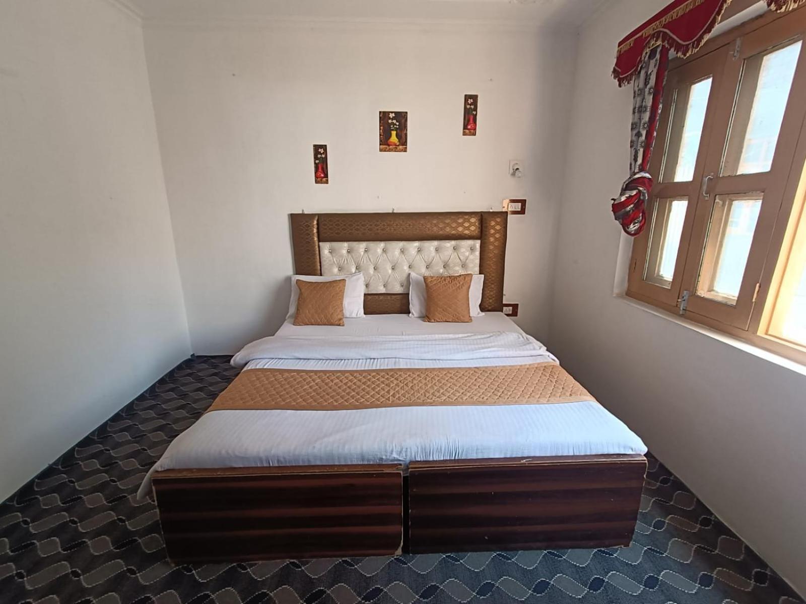 Hotel New Heaven Canal Srīnagar Esterno foto
